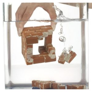 شستن سازه آجری برای حل شدن ملات و استفاده مجدد از آجرها