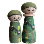 دو عدد آدمک چوبی سرباز در مجموعه کیت ساخت قلعه آجری
