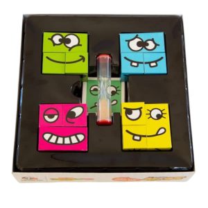 نمای نزدیک چینش داخلی جعبه کوبیز؛ چهار مکعب و ساعت شنی