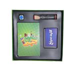 محتویات داخل جعبه بازی حدس حیوانات شامل کارت، تاس و ساعت شنی