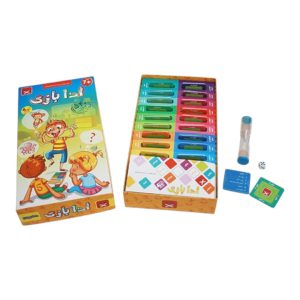 جعبه و محتویات ادا بازی ۵۴۰ کلمه: دسته کارت‌ها، ساعت‌شنی، تاس و راهنمای بازی