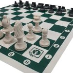 کلوزآپ صفحه شطرنج فدراسیونی سبز/سفید با مختصات و مهره‌ها