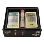 محتویات داخل جعبه مافیا — دو دسته کارت و ساعت شنی در اینسرت