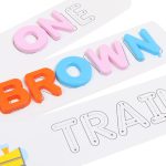 چیدن حروف مگنتی برای واژگان انگلیسی — ONE، BROWN، TRAIN روی کارت