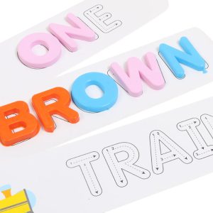 چیدن حروف مگنتی برای واژگان انگلیسی — ONE، BROWN، TRAIN روی کارت