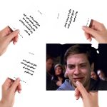 اجرای میم‌بازی — کارت عکس (میم) وسط و کارت‌های جمله بازیکنان پیرامون آن