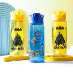 دو قمقمه رویسا روی دکور — آبی طرح ابرقهرمانی و زرد طرح Batman