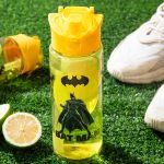 قمقمه رویسا زرد طرح Batman در فضای باز — درب تاشو قفل‌دار