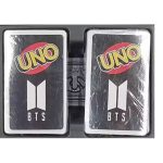 داخل جعبه UNO تم BTS — دو دسته کارت بسته‌بندی‌شده با پشت‌طرح لوگو