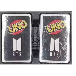 داخل جعبه UNO تم BTS — دو دسته کارت بسته‌بندی‌شده با پشت‌طرح لوگو