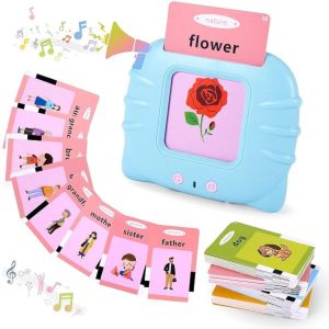 دستگاه فلش کارت سخنگو آبی با کارت گل و واژه flower در حال قرار گرفتن در شیار دستگاه و ردیفی از کارت‌ها در پایین