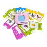 دستگاه فلش کارت سخنگو در وسط و حلقه‌ای از کارت‌های آموزشی چندرنگ چیده‌شده در اطراف آن