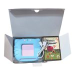 محتویات داخل جعبه فلش کارت سخنگو شامل دستگاه آبی، کابل شارژ و دسته کارت‌ها درون بسته